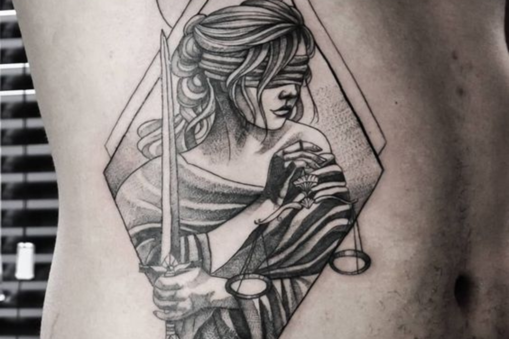 tatuagem justiça minimalista braço