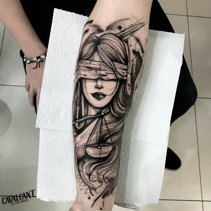 tatuagem justiça feminina braço