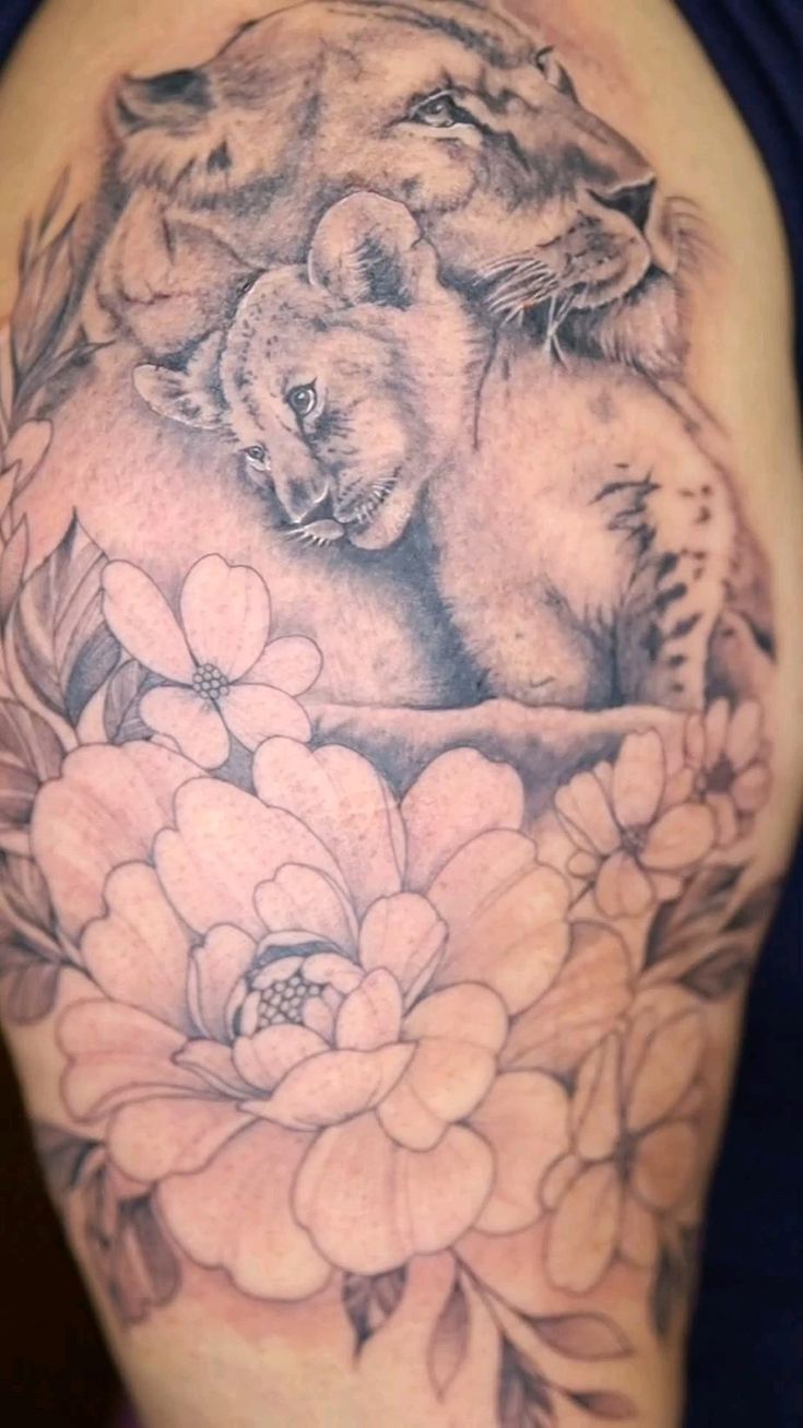 tatuagem de leão geométrica