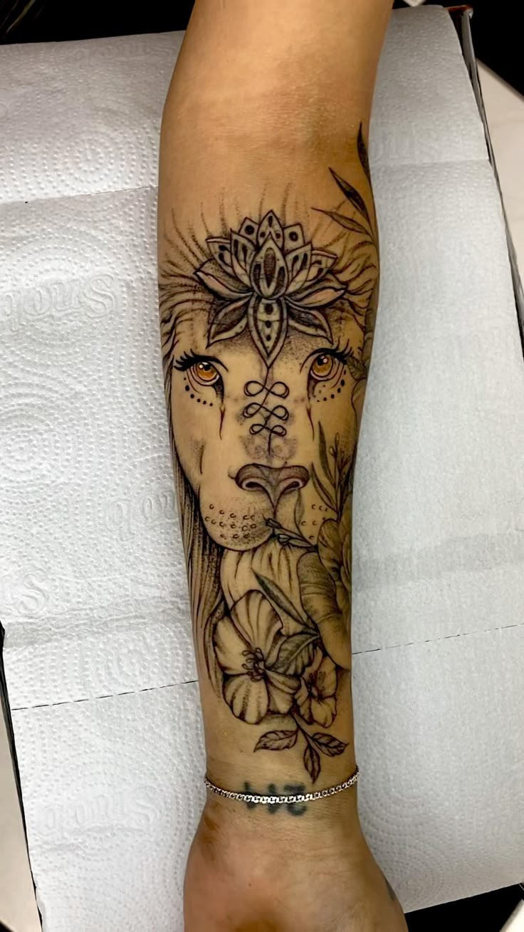 tatuagem de leão minimalista