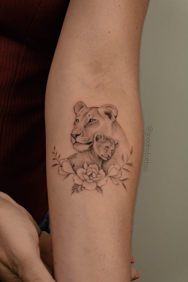 tatuagem mãe e filho leoa