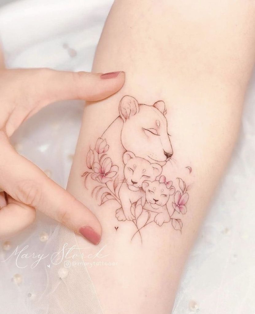 leoa com filhotes tattoo significado
