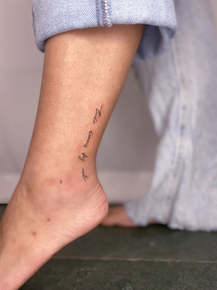 tatuagem delicada na perna feminina
