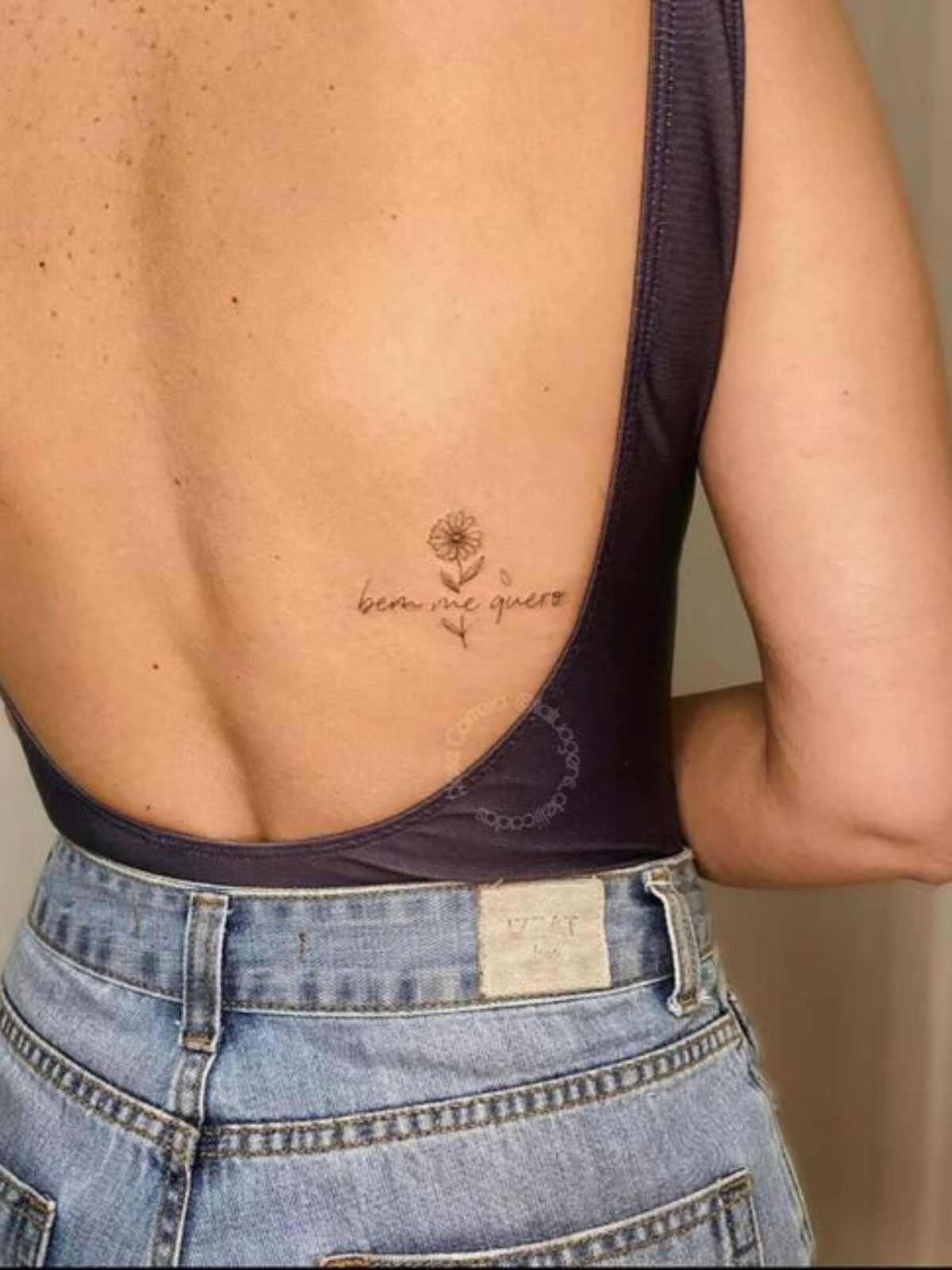 tatuagem feminina costas delicada