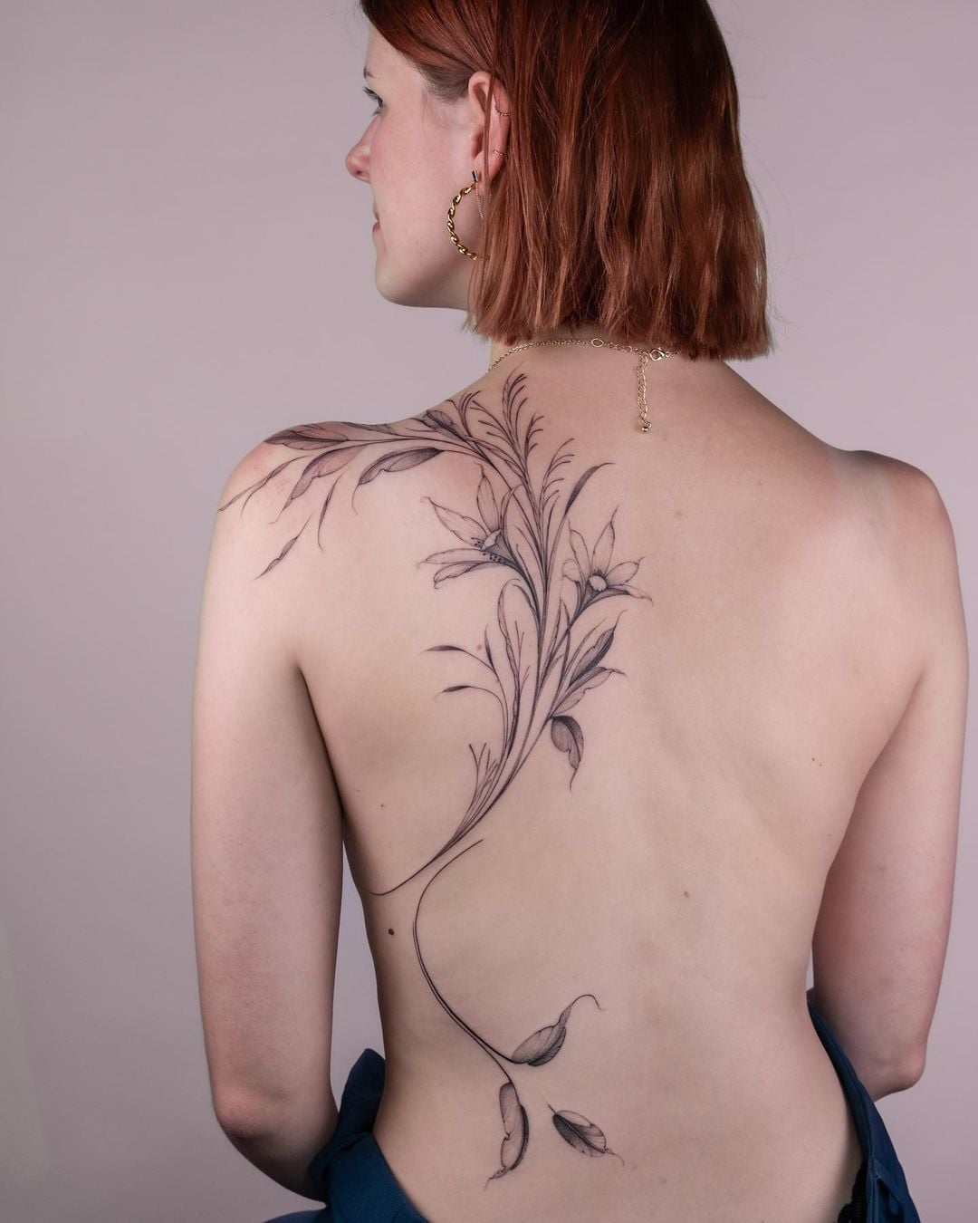 tatuagem flores costas