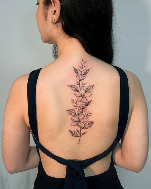 tatuagem minimalista costas