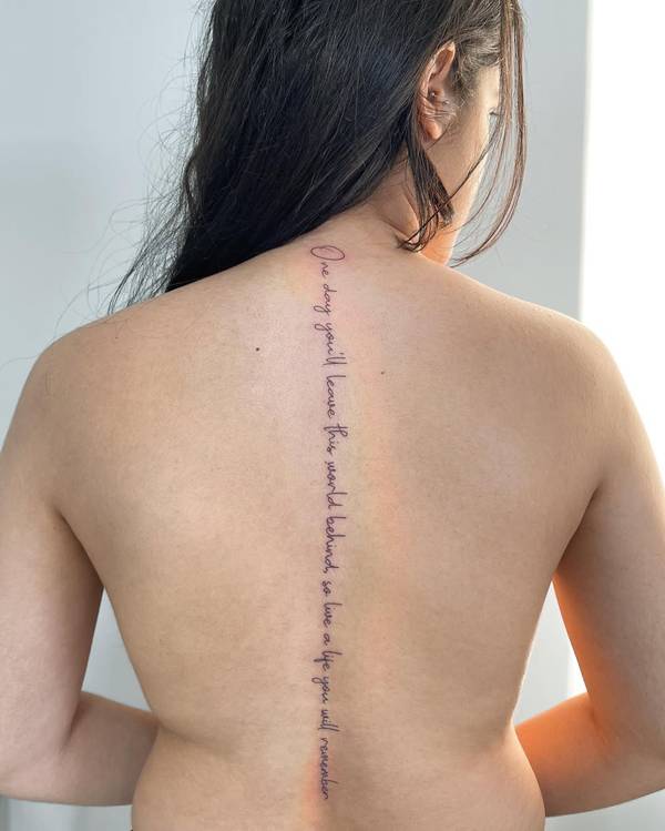 tatuagem cursiva costas significado