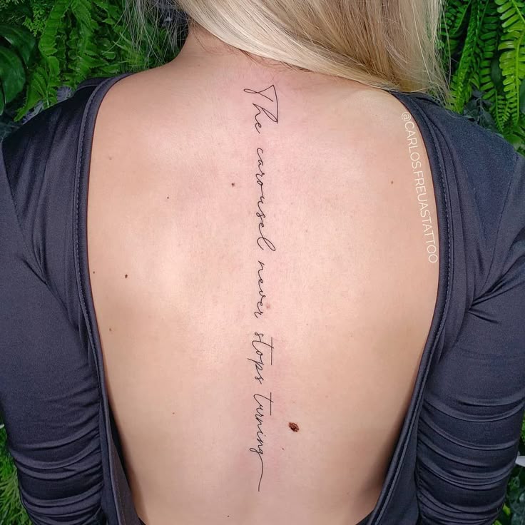 letras cursivas tatuagem costas