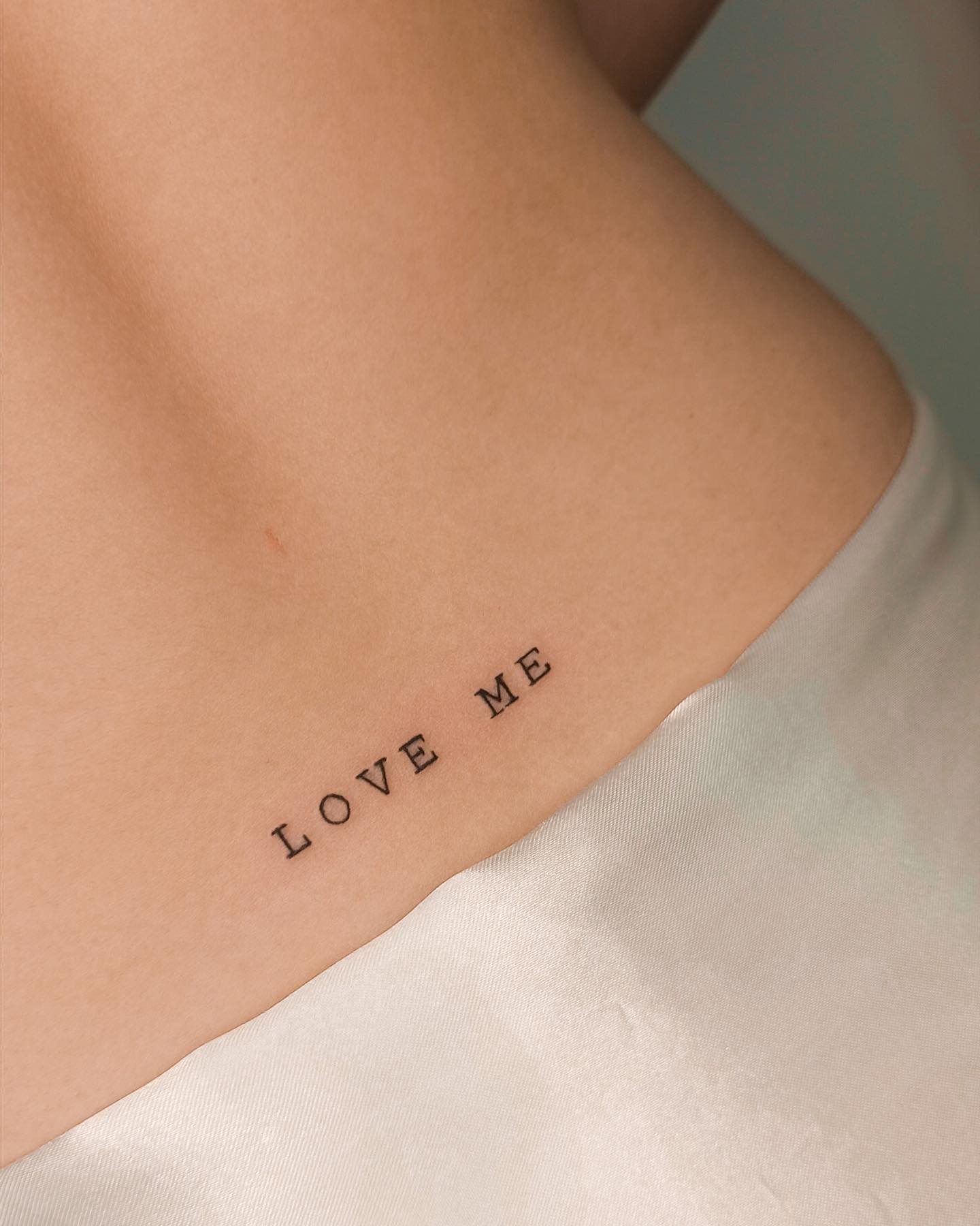 tatuagem feminina costas escrita