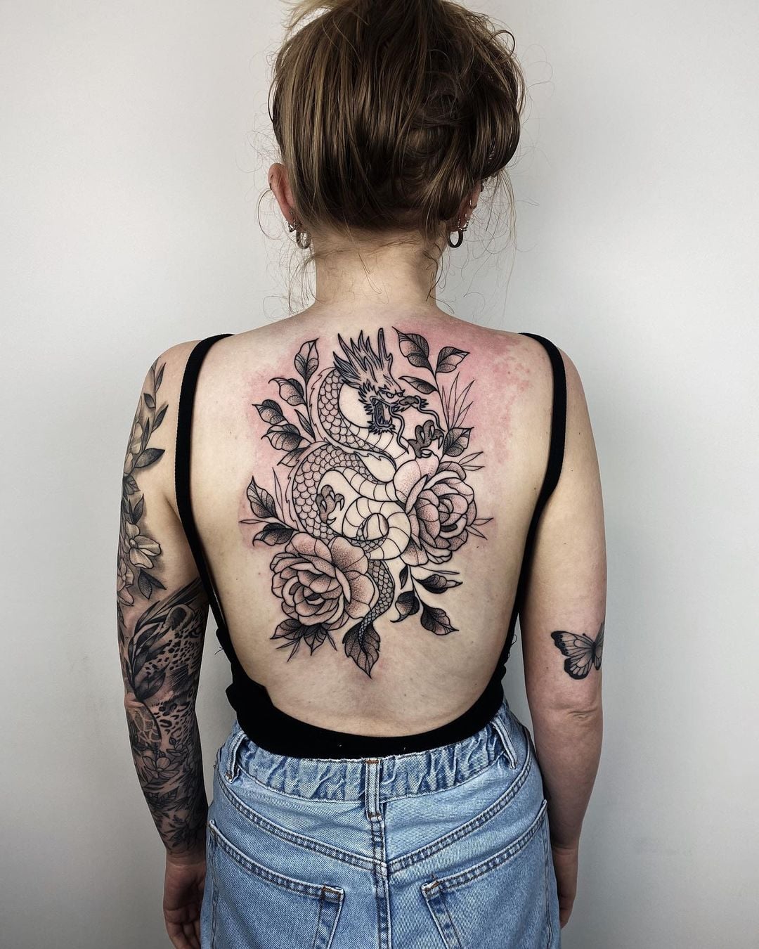 tatuagem feminina nas costas flores