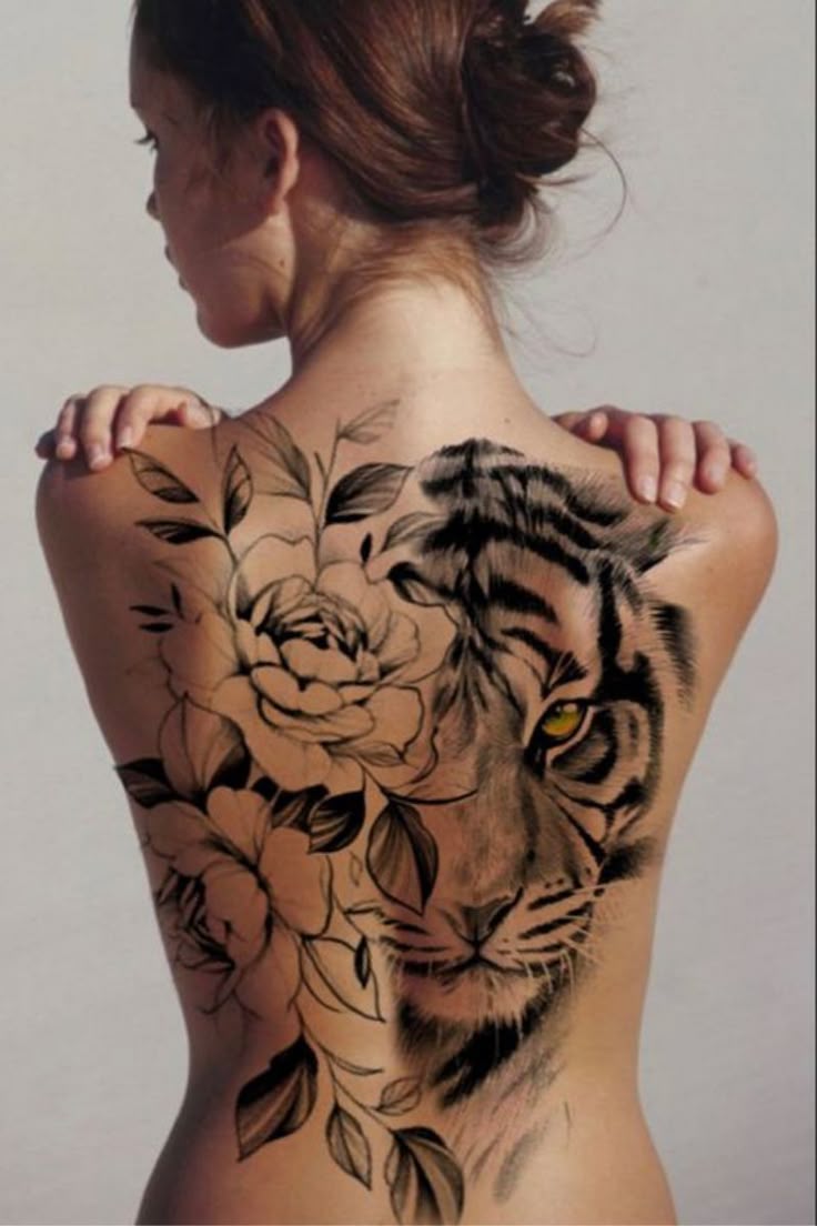 tatuagem realista de flor nas costas