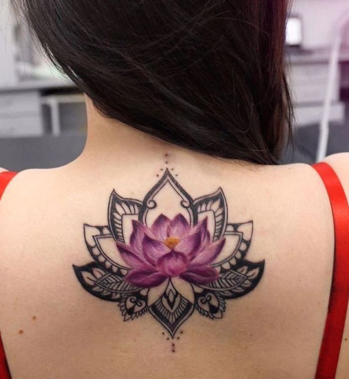 tatuagem feminina nas costas flores