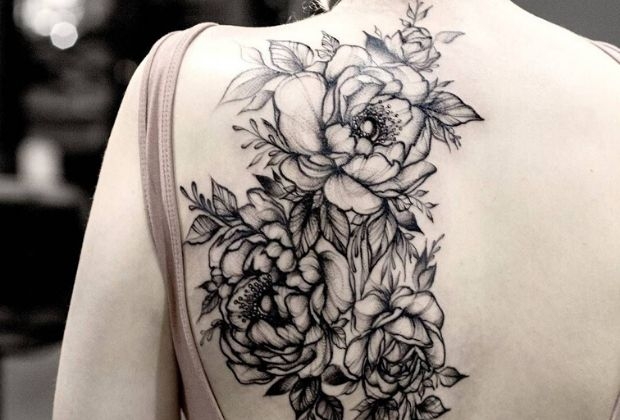 tatuagem de rosa nas costas realista
