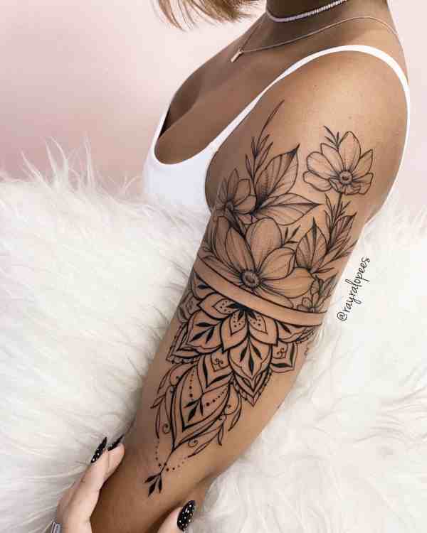 tatuagem floral no braço