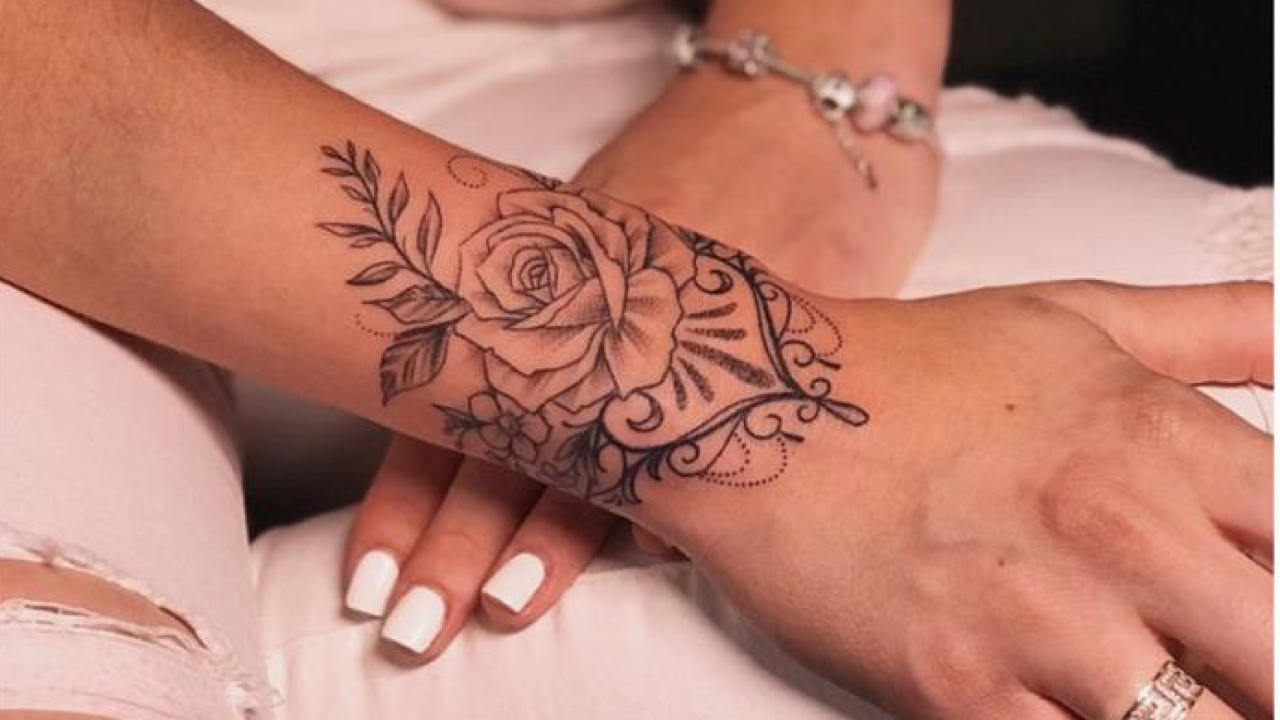 tatuagem feminina traço fino braço