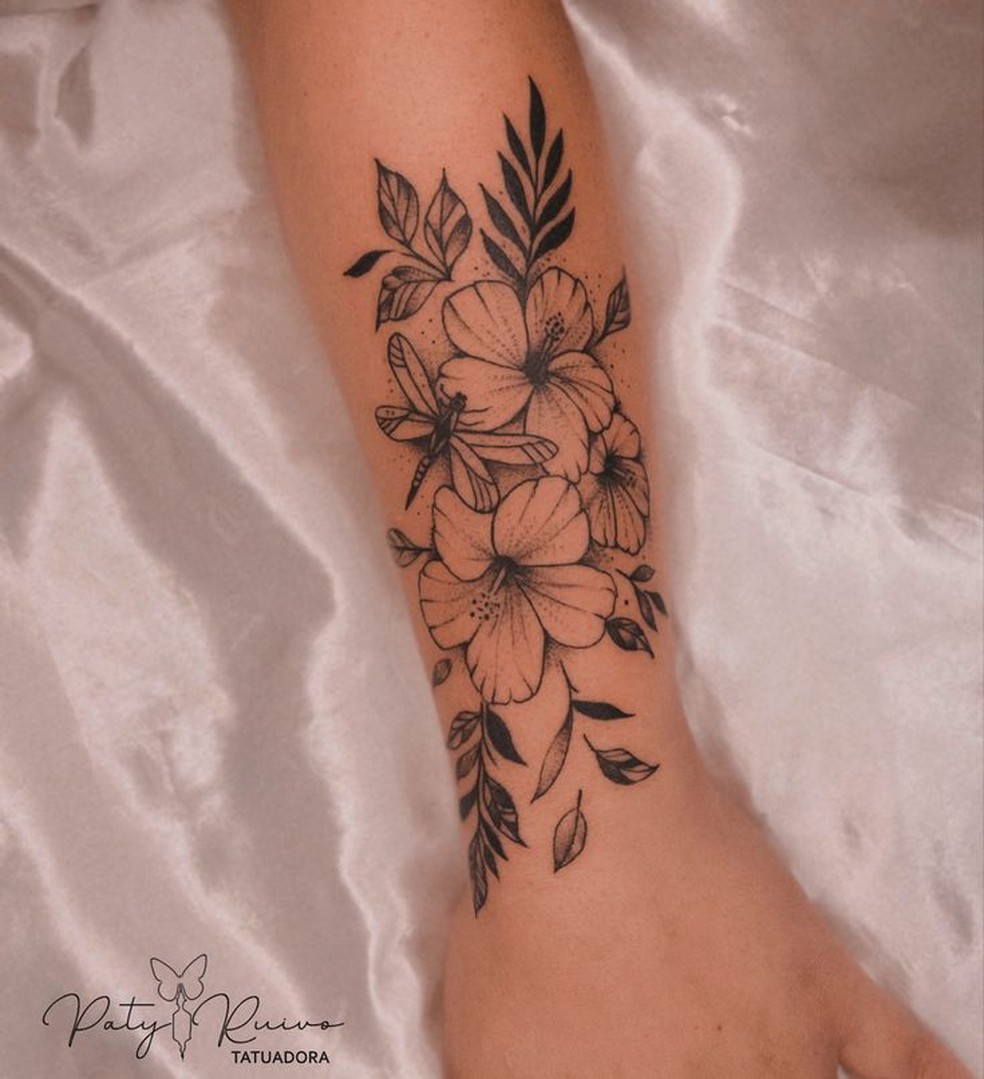 tatuagem feminina minimalista braço