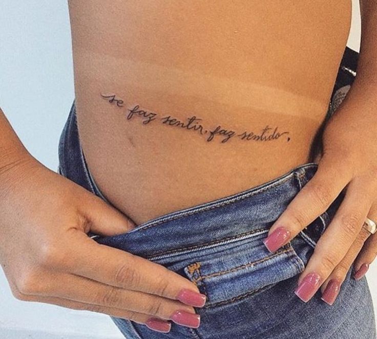tatuagem acima do bumbum