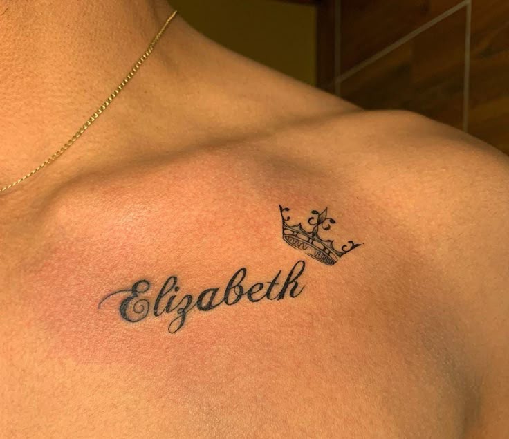 tatuagem nome elisabeth peito