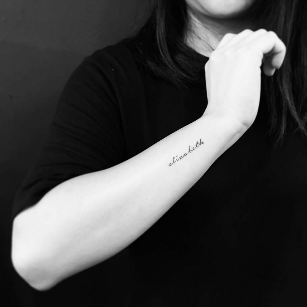 tatuagem escrita peito feminino