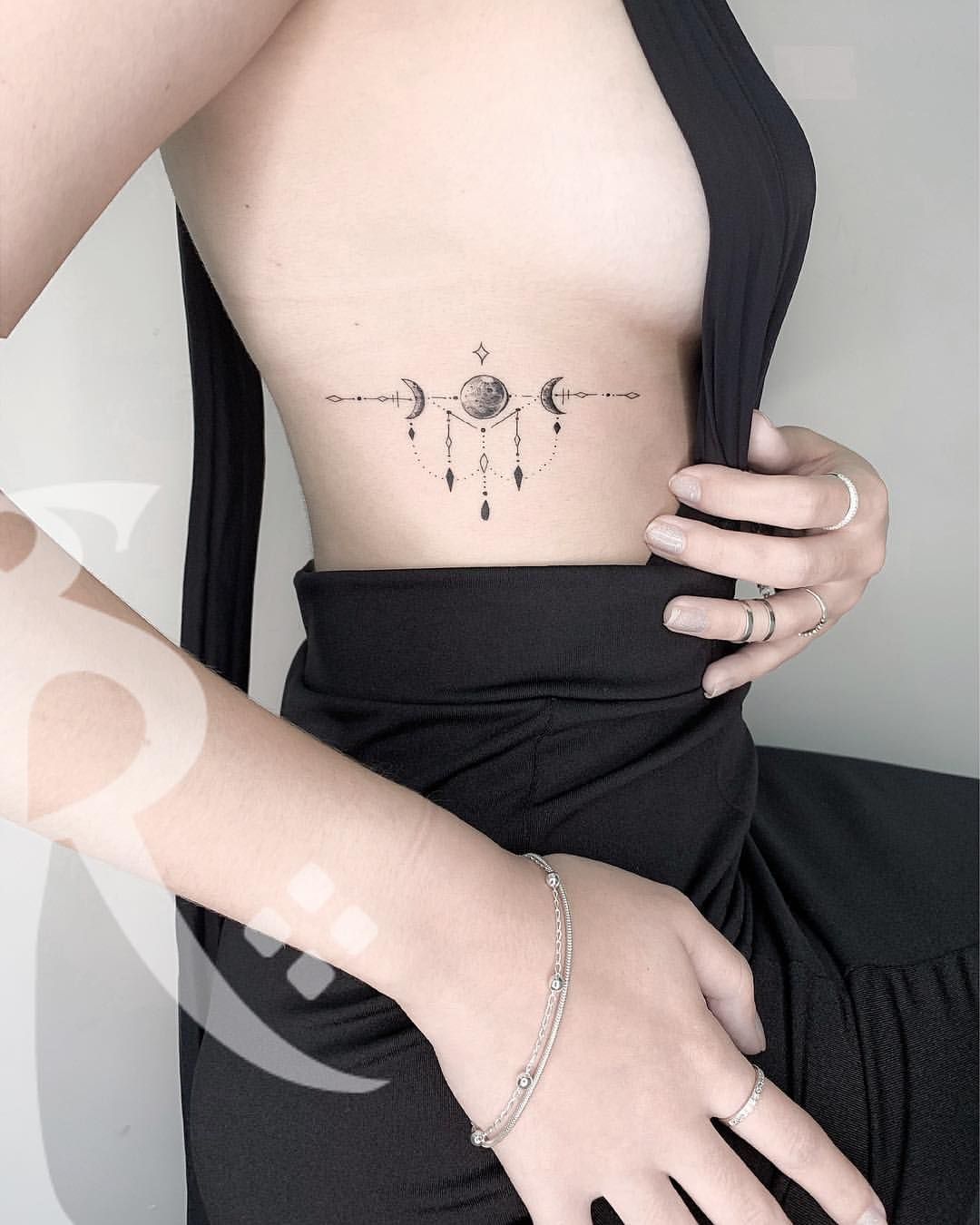 tatuagem costela feminina delicada