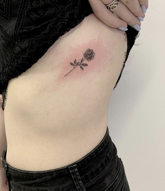 tatuagem unalome costela