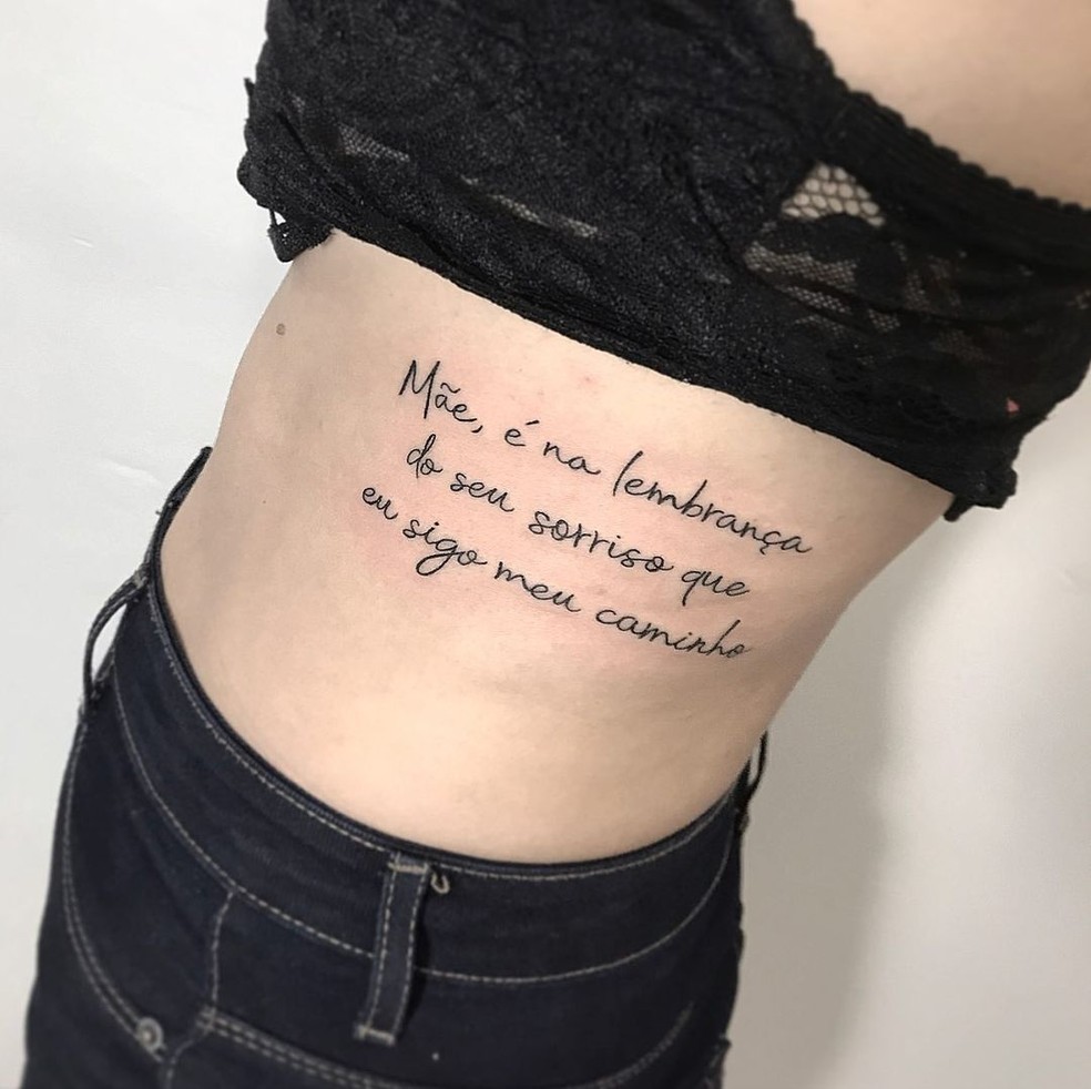tatuagem costela feminina delicada