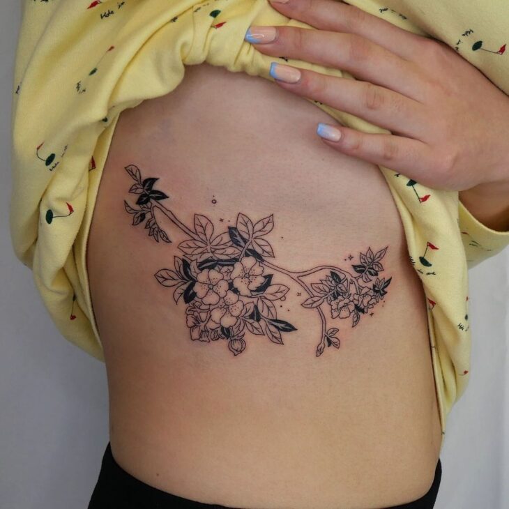 tatuagem floral costela