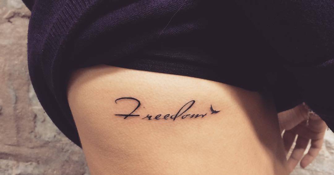 tatuagem minimalista costela
