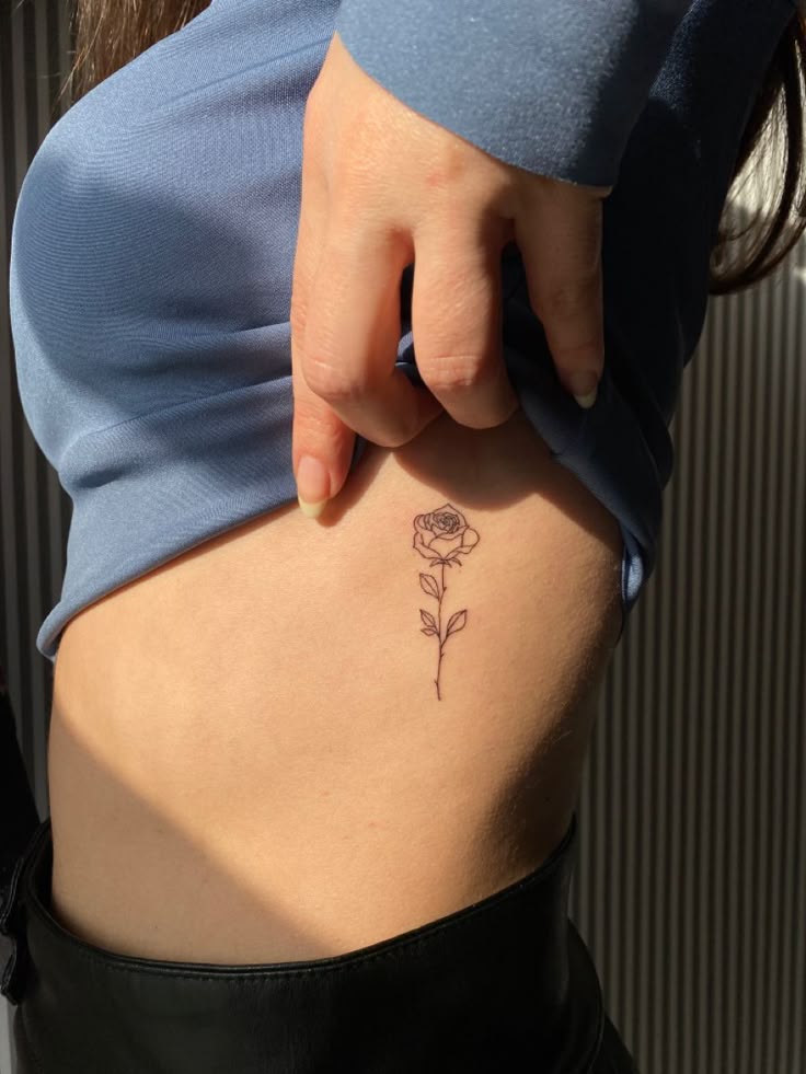 tatuagem de lua costela