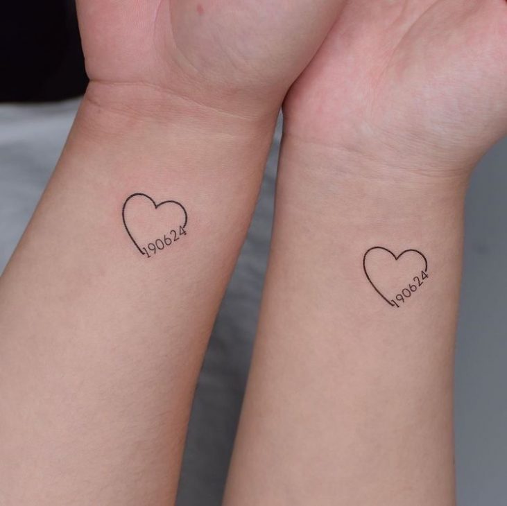 tatuagem discreta de casal