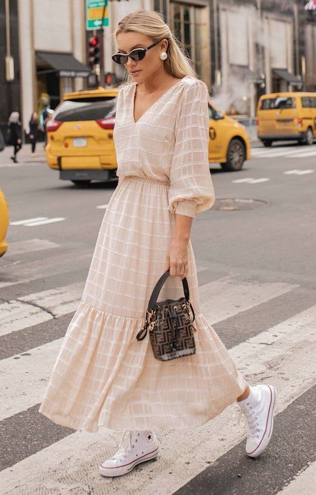 combinações vestido longo e tênis