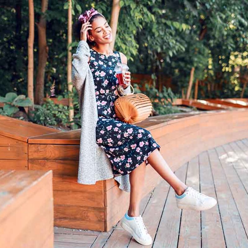 look tênis branco vestido casual