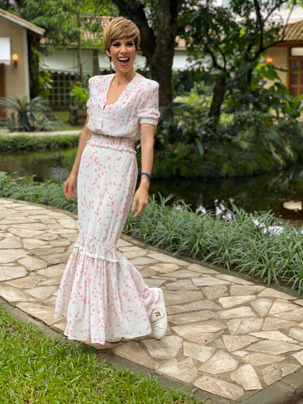 como usar tênis com vestido longo