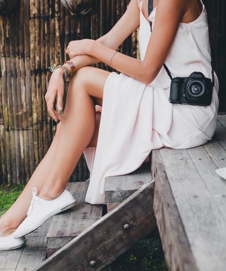 vestido longo de verão com tênis branco