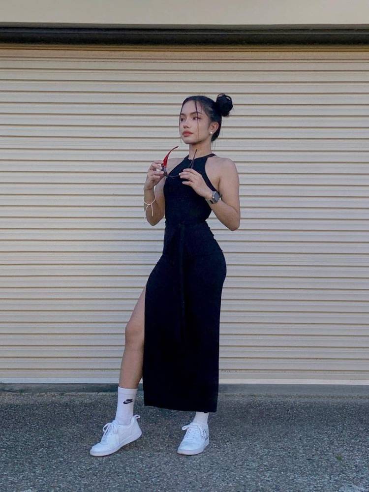 look tênis branco vestido casual