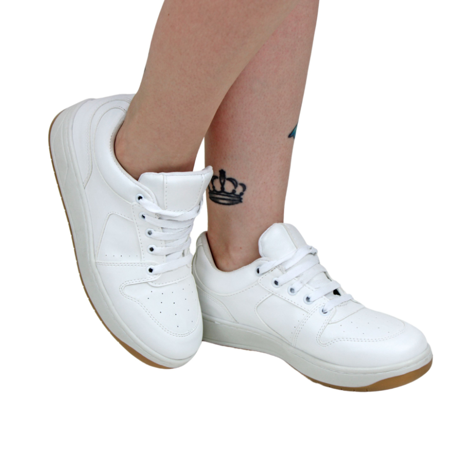 tênis branco feminino minimalista