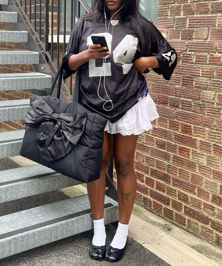 look com tênis preto e meia branca