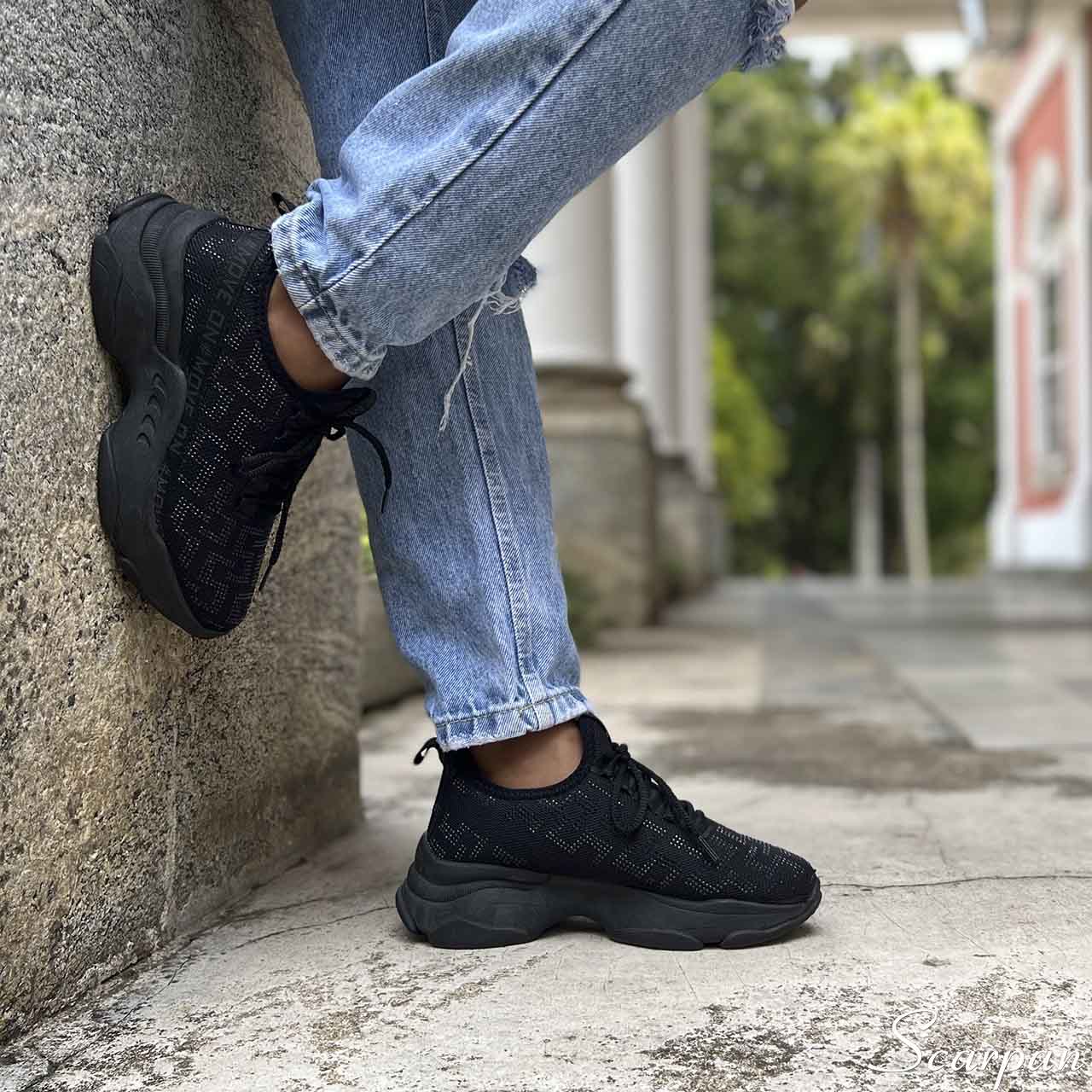 como combinar meia com tênis preto