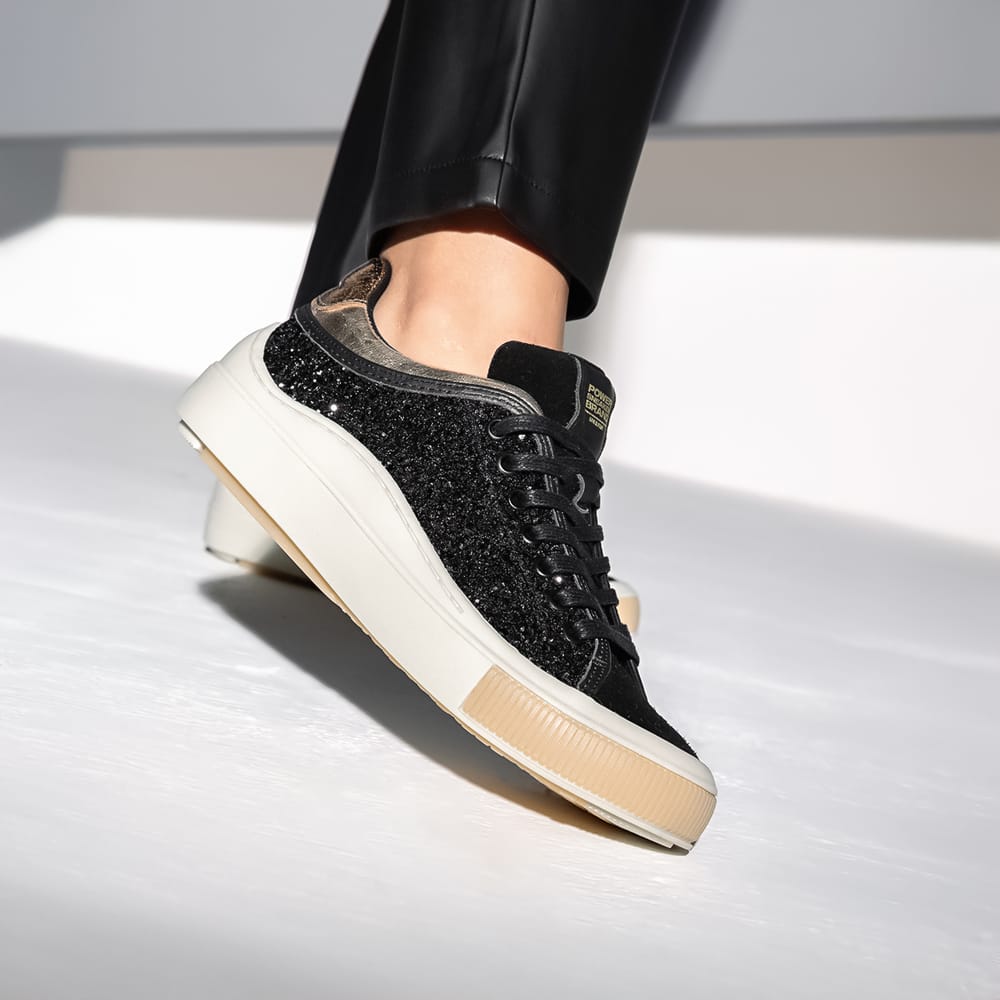 tênis preto feminino para trabalho