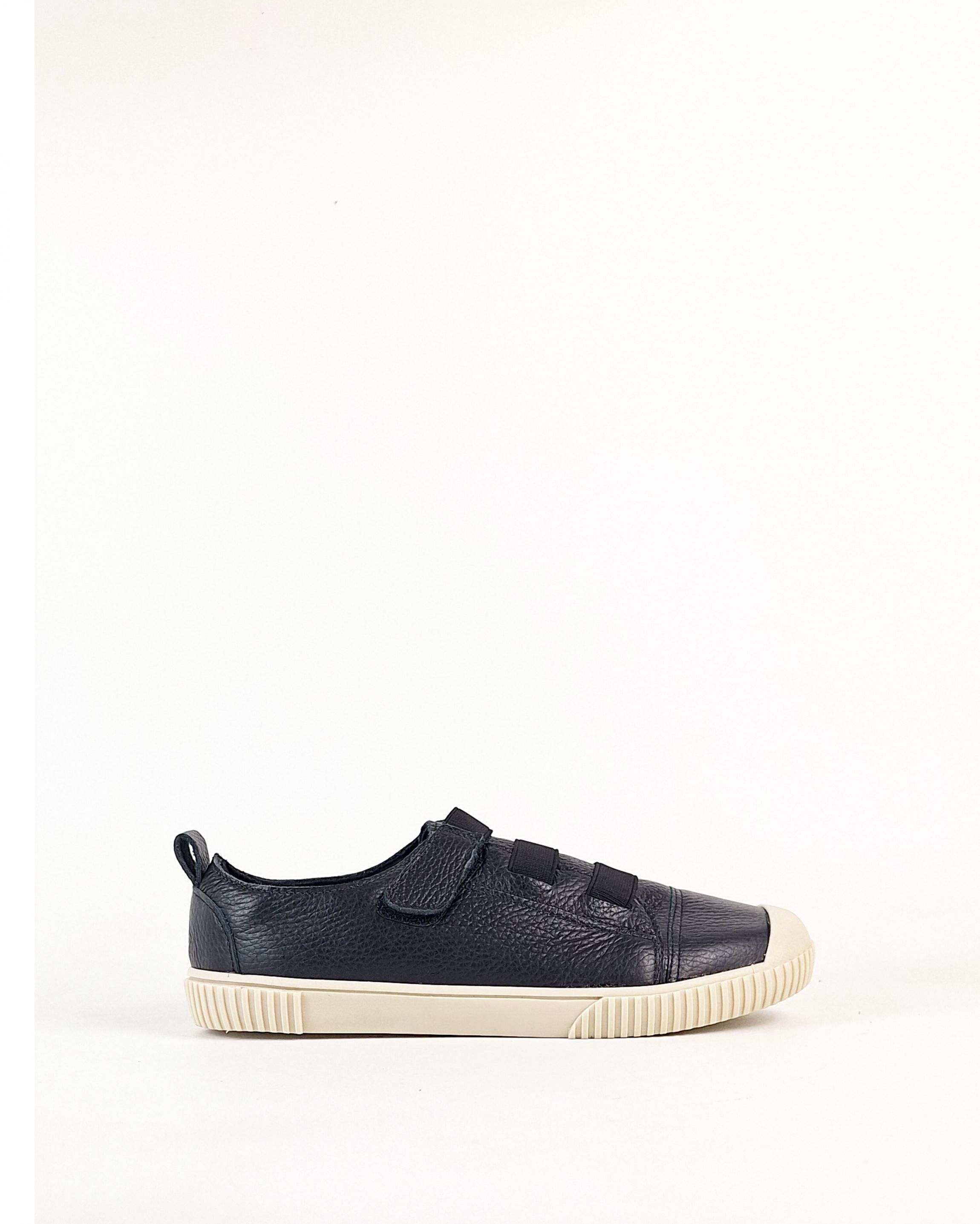 tênis preto feminino minimalista
