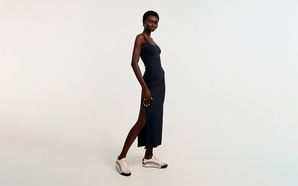 tênis preto com vestido listrado