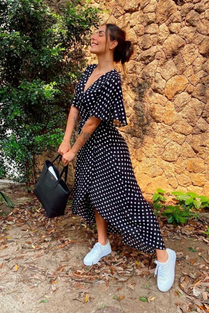 como usar tênis preto com vestido