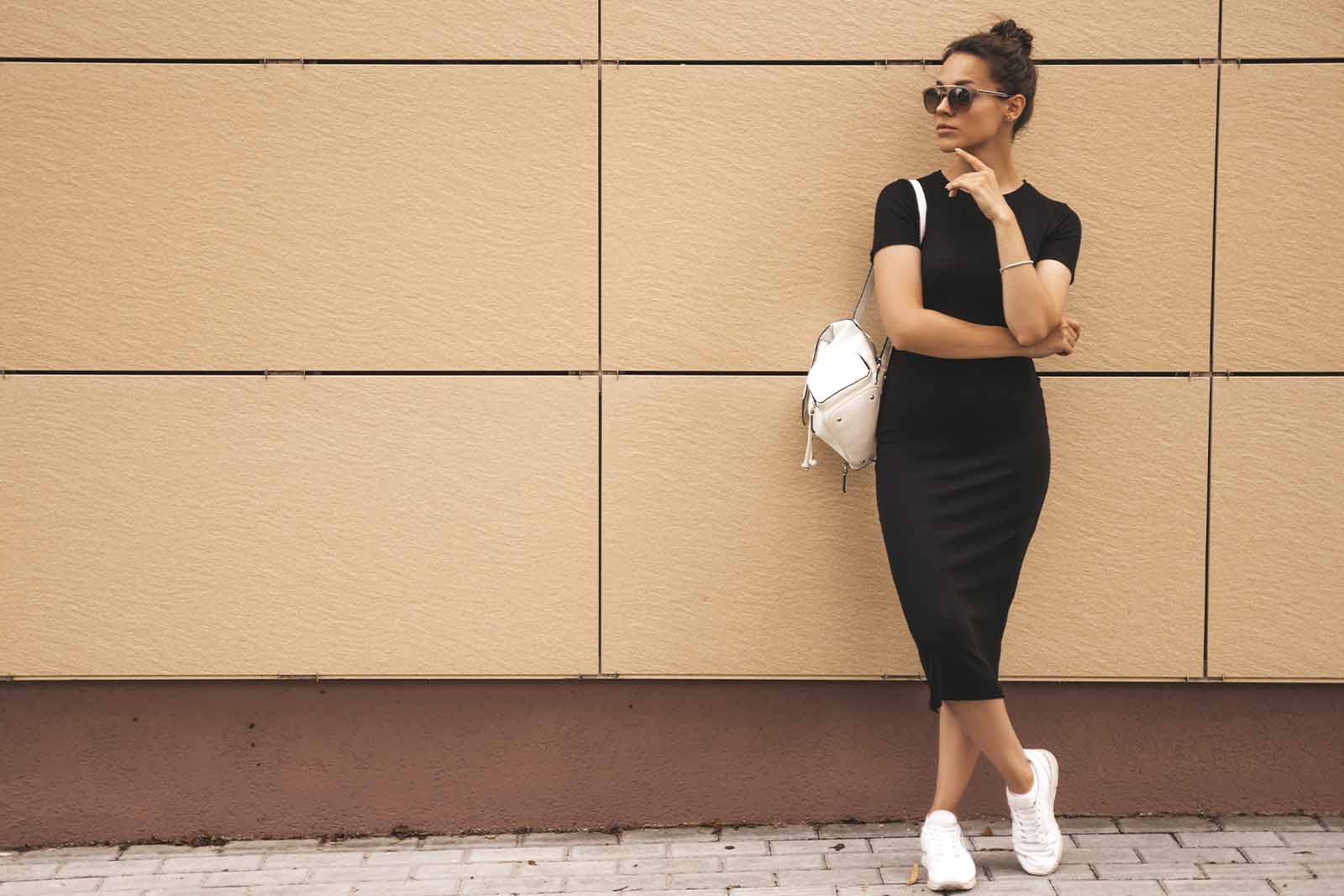 tênis preto esportivo com vestido