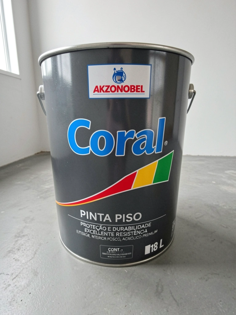 Piso cinza fosco em ambiente clean, com superfície lisa e iluminação suave.
