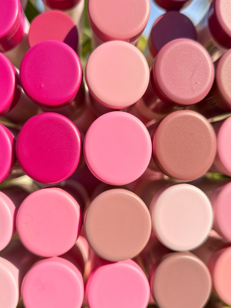 Círculos rosas em grid, do magenta ao rosa poeira, com gradientes e destaques sob luz natural de dia.
