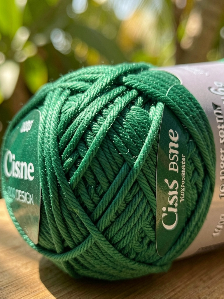 Novelo de lã verde vibrante com etiqueta 