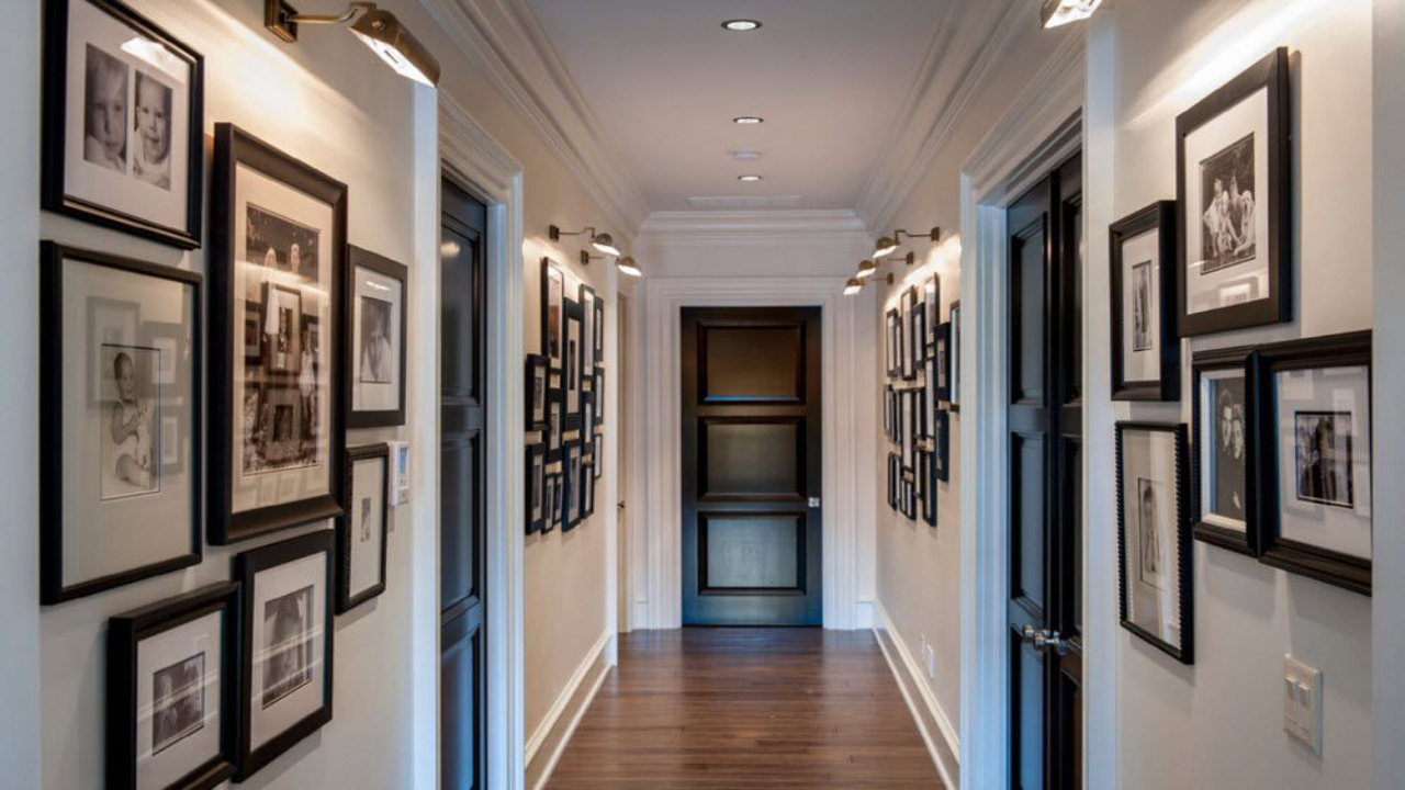 decoração de corredor com quadros