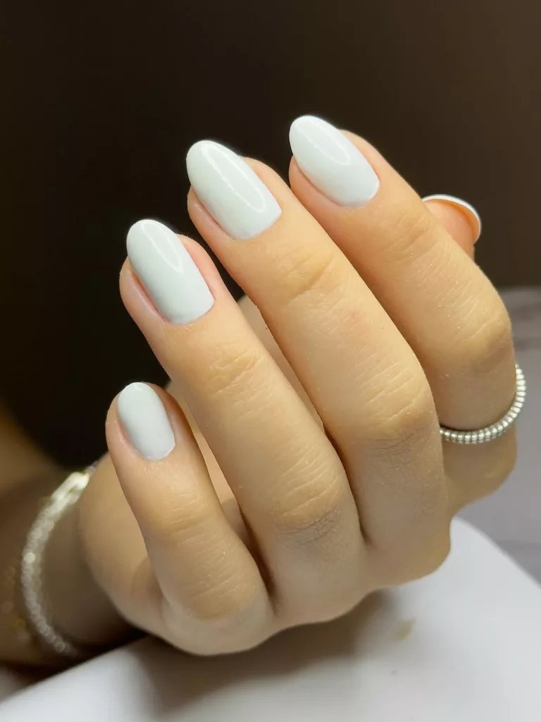 unhas brancas minimalistas