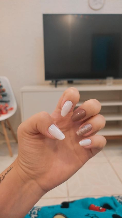 unhas cintilantes brancas