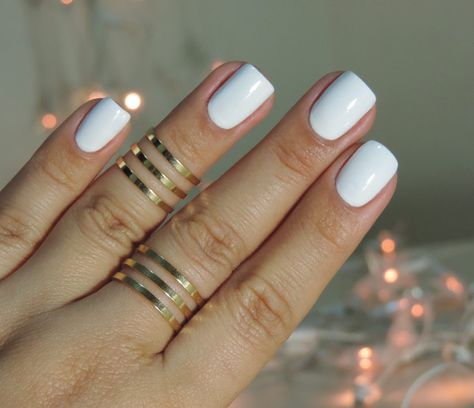 decoração com glitter em unhas brancas